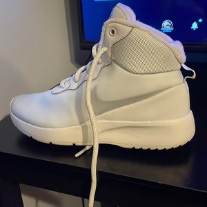 NIKE Women’s Tanjun High Winter Fitness Sneakers.